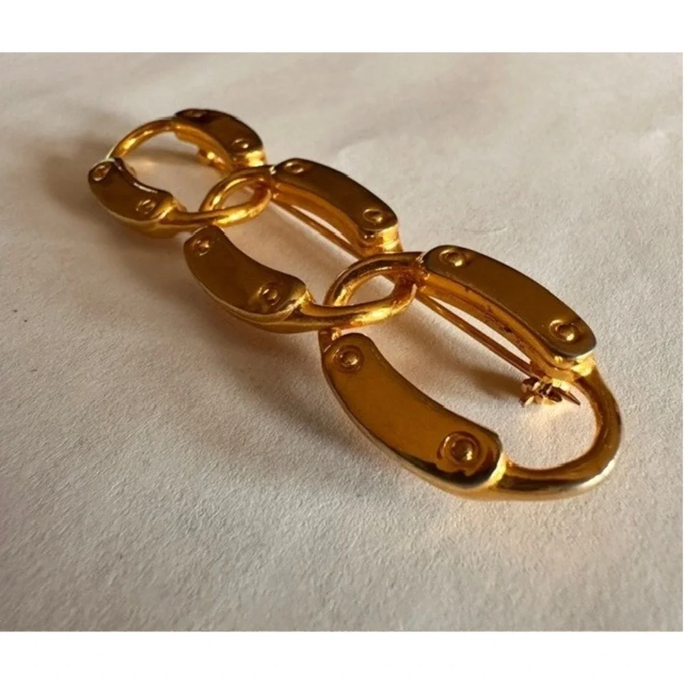 Vintage Gold Tone‎ Interlocking Oval Link Brooch Industrial Rivet Detail Pin